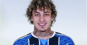Jogador sub-23 do Grêmio pede namorada em casamento com tatuagem - Divulgação / Grêmio