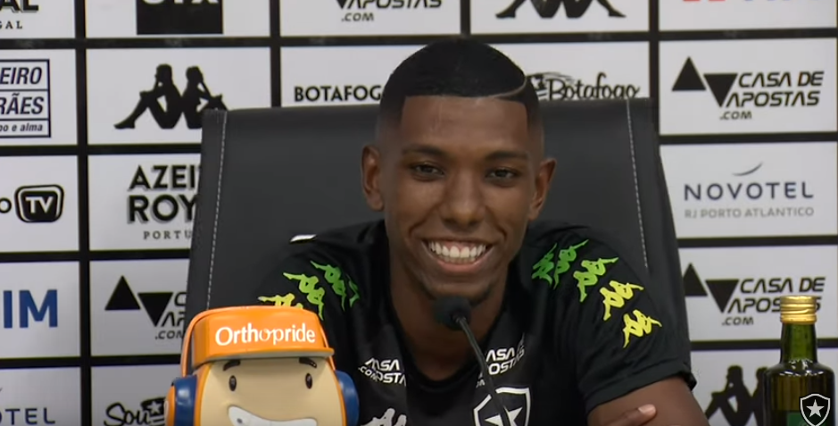 Kanu, jogador do Botafogo durante entrevista coletiva - Transmissão Botafogo TV