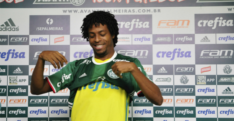Jogador tranquiliza torcedores após torcer o joelho - GettyImages