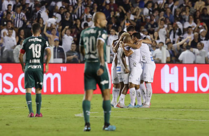 Árbitro não menciona mau comportamento de Felipe Melo na partida entre Palmeiras e Santos - PAULO PINTO/ALLSPORTS