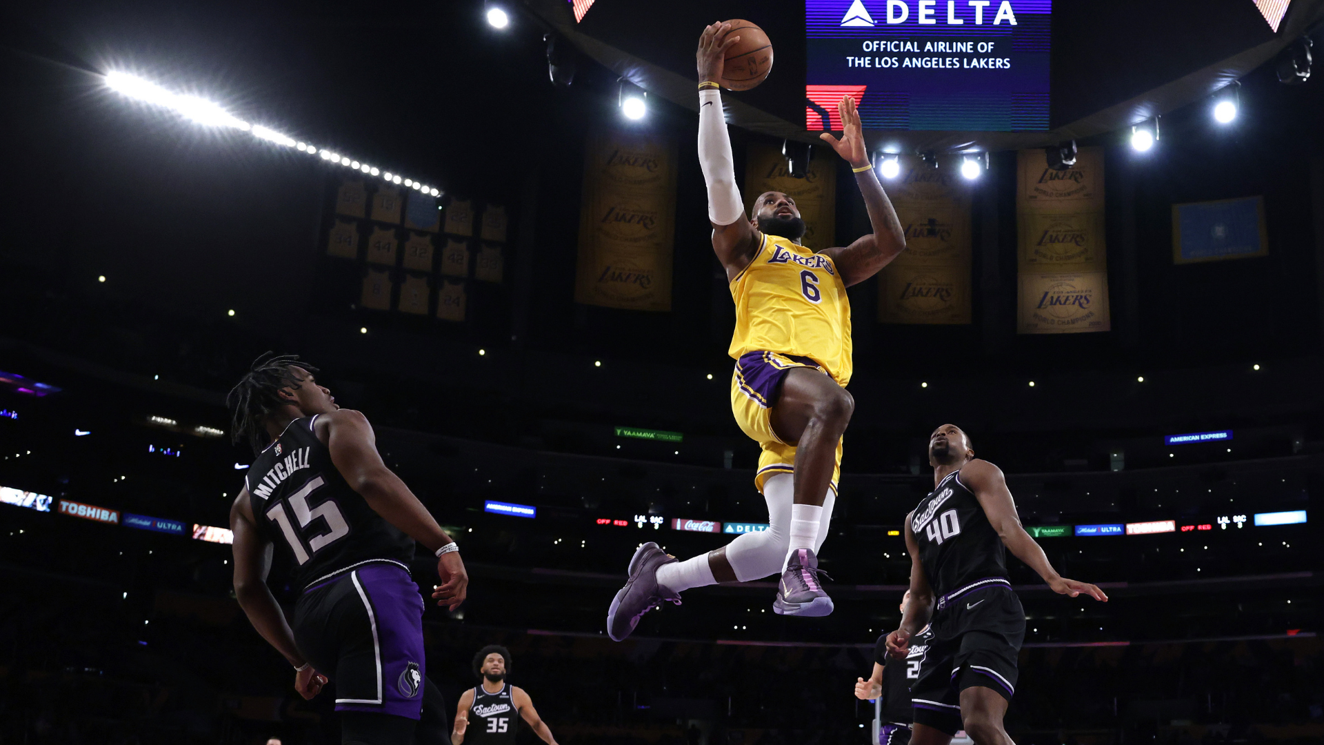 LeBron James comanda vitória dos Lakers sobre os Kings - Getty Images