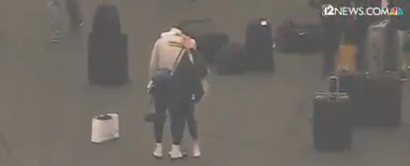 LeBron desembarca visivelmente abalado, em Los Angeles - Reprodução