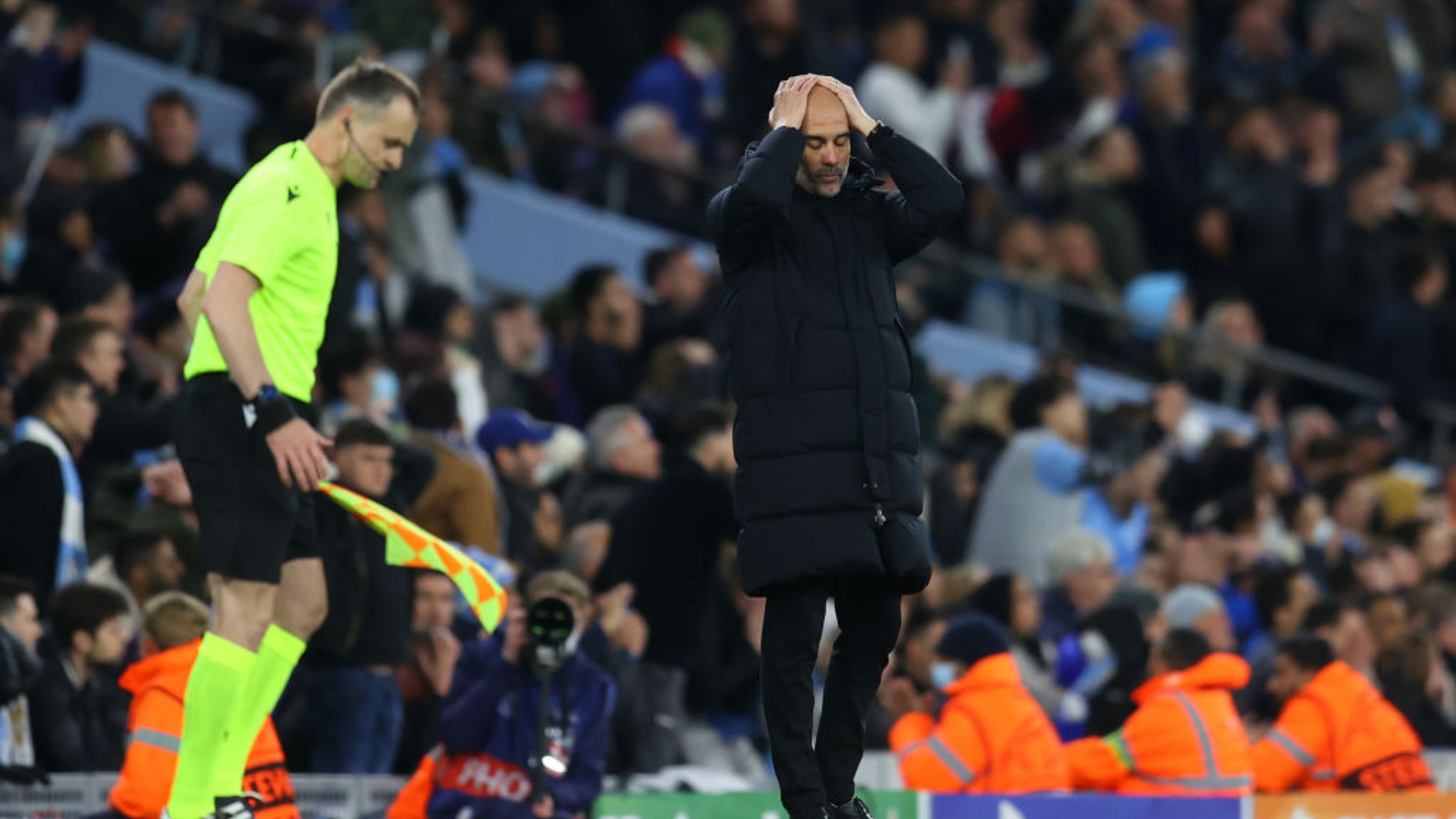 Manchester City com Guardiola lamentando o gol perdido - GettyImages