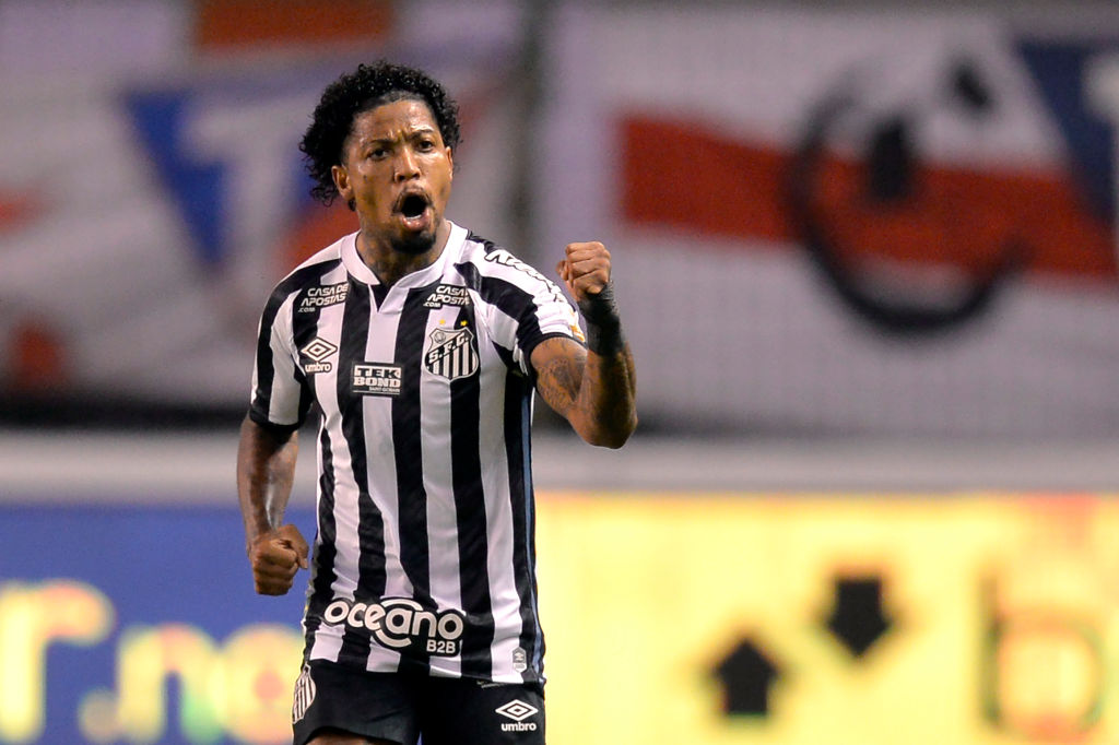 Marinho em ação com a camisa do Santos - GettyImages