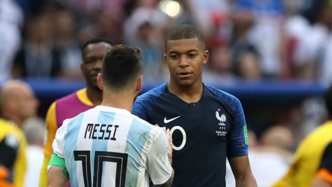 Mbappé e Messi, jogadores do PSG se cumprimentando com a camisa de suas seleções - GettyImages