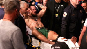 McGregor saindo do octógono após se lesionar na luta contra Dustin Poirier - GettyImages