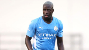 Mendy, jogador do Manchester City em campo pelo clube - GettyImages