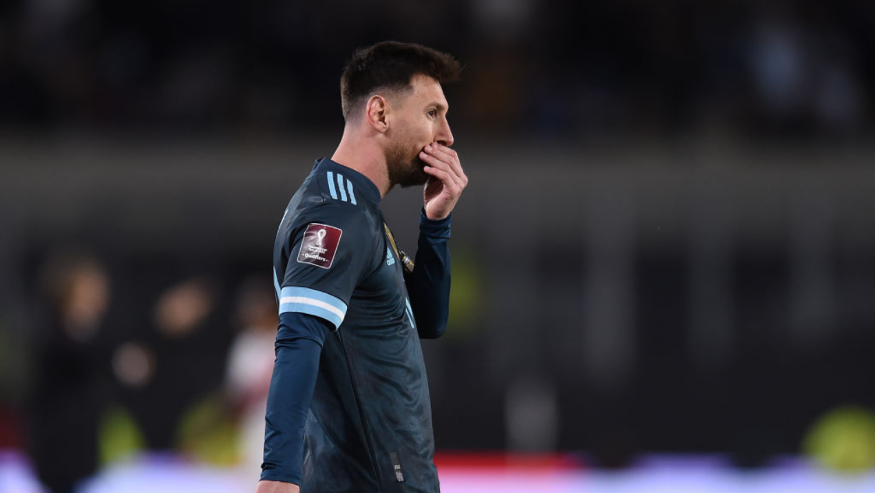 Messi com a mão no rosto na partida entre Argentina e Peru pelas Eliminatórias - GettyImages