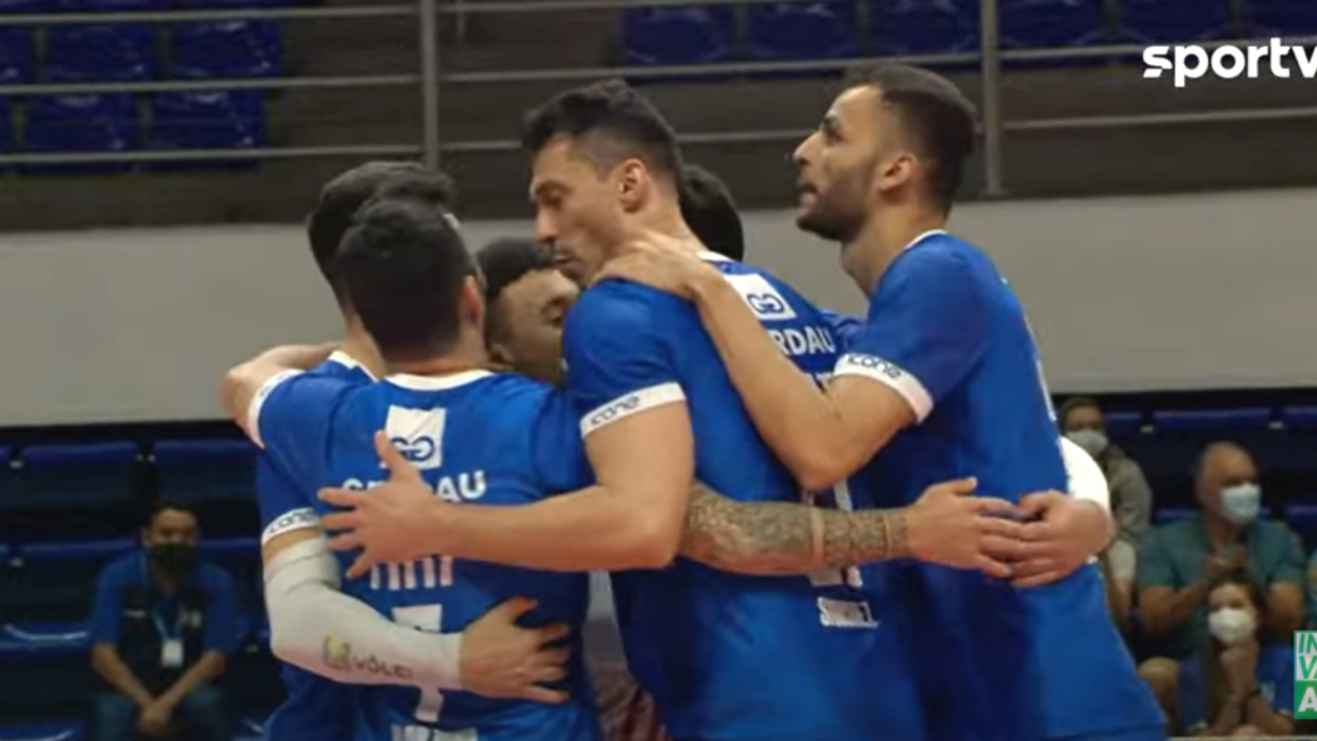 Jogadores do Minas comemorando na Superliga Masculina - Transmissão SporTV