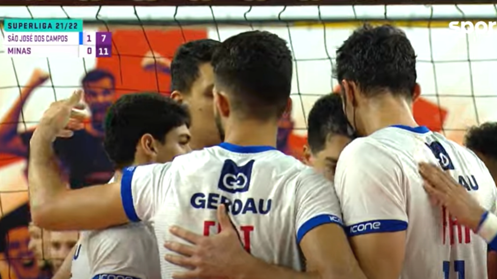Jogadores do Minas comemorando o ponto diante do São José na Superliga - Transmissão SporTV