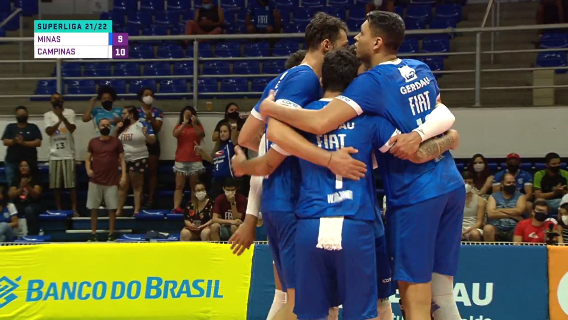 Jogadores do Minas comemorando o ponto na partida da Superliga Masculina - Transmissão SporTV