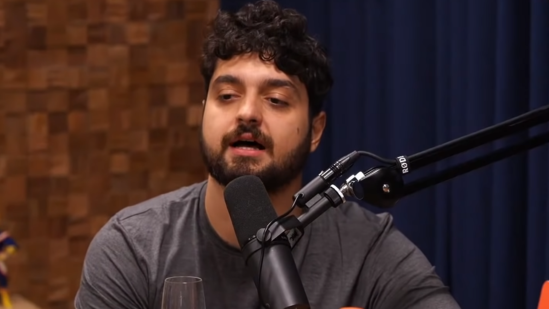 Monark defendeu a criação de um partido nazista, o que gerou revolta por parte do público - Transmissão YouTube / Flow Podcast