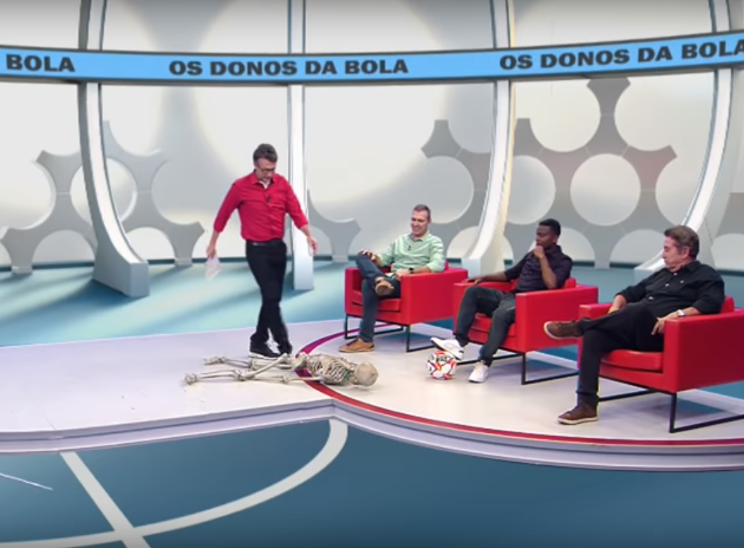Ex-jogador chutou esqueleto no programa - Youtube