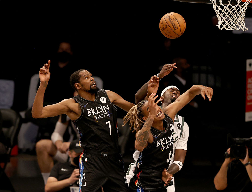 Nets atropelam Bucks e abrem vantagem na semifinal do Leste - GettyImages