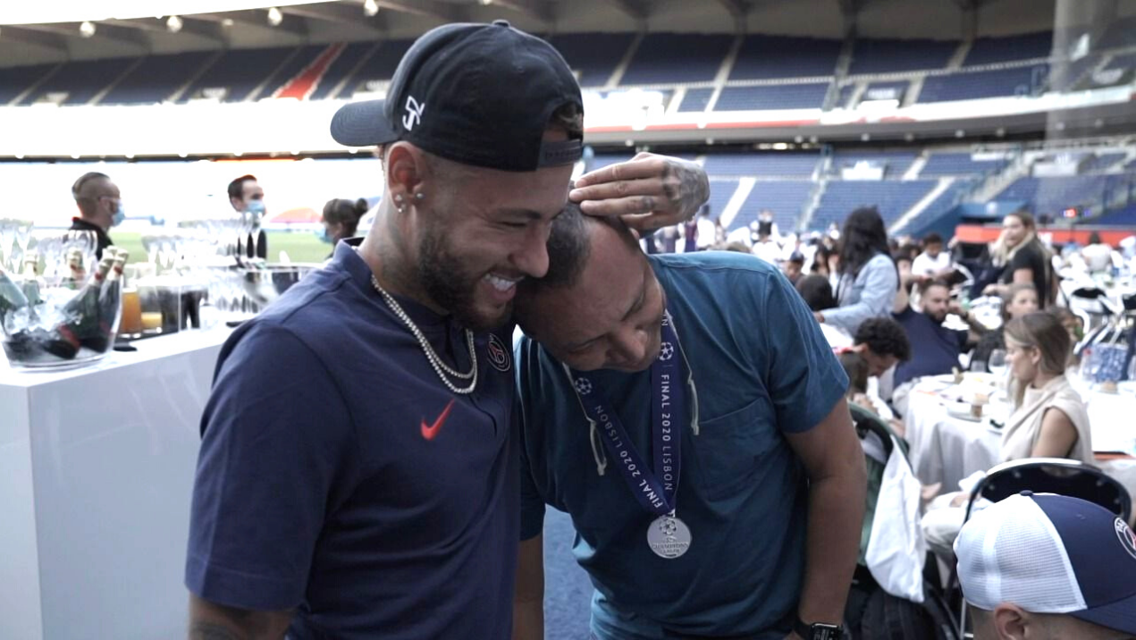 Neymar Jr. e seu pai abraçados - Divulgação/NR Sports