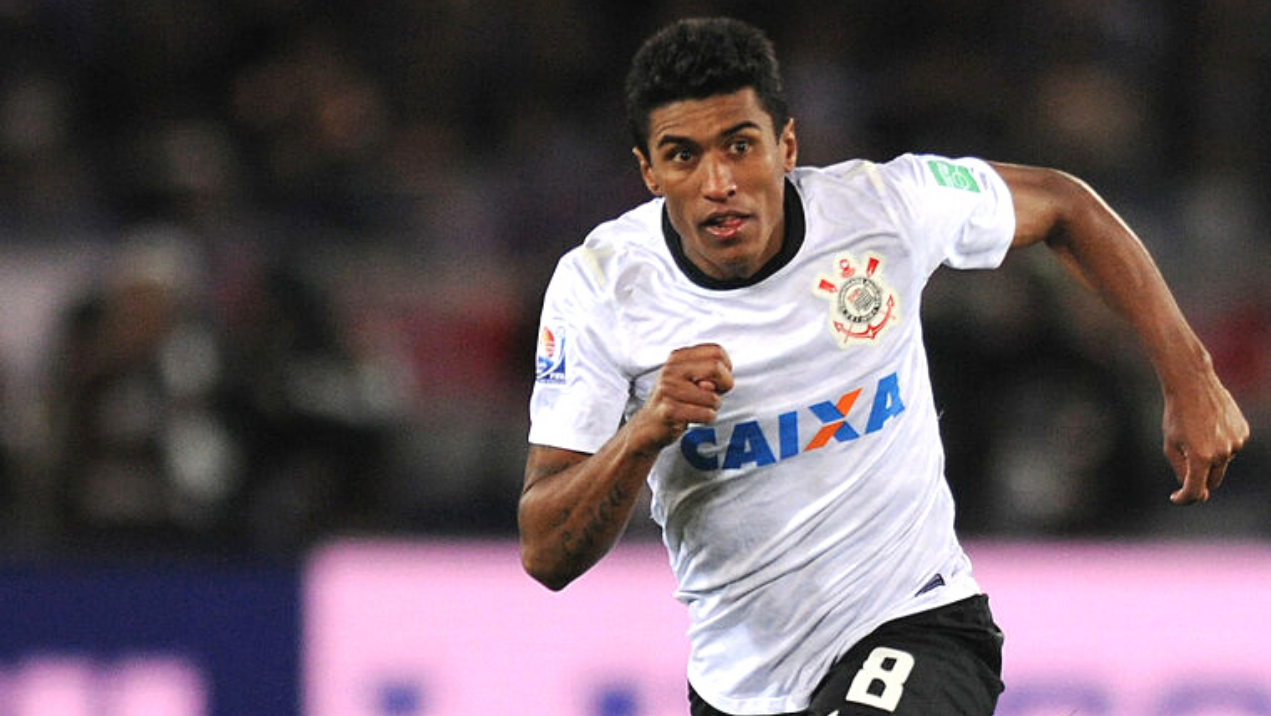 Paulinho com a camisa do Corinthians na época em que defendia o clube, correndo - GettyImages