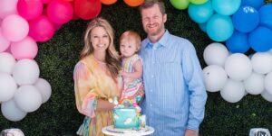 {} - Dale Earnhardt Jr com a esposa e a filha (Crédito: Reprodução/Instagram)