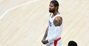Paul George comemora com gesto de "força" depois de pontuar - Getty Images