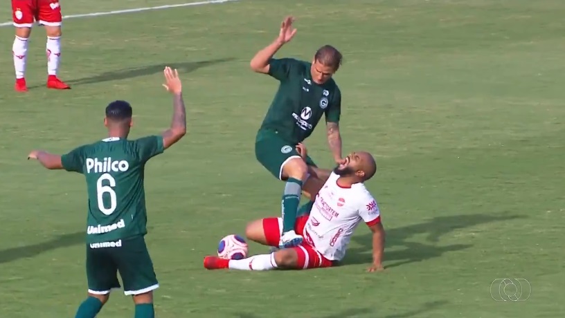 Atacante não durou muito dentro de campo - Transmissão TV Globo