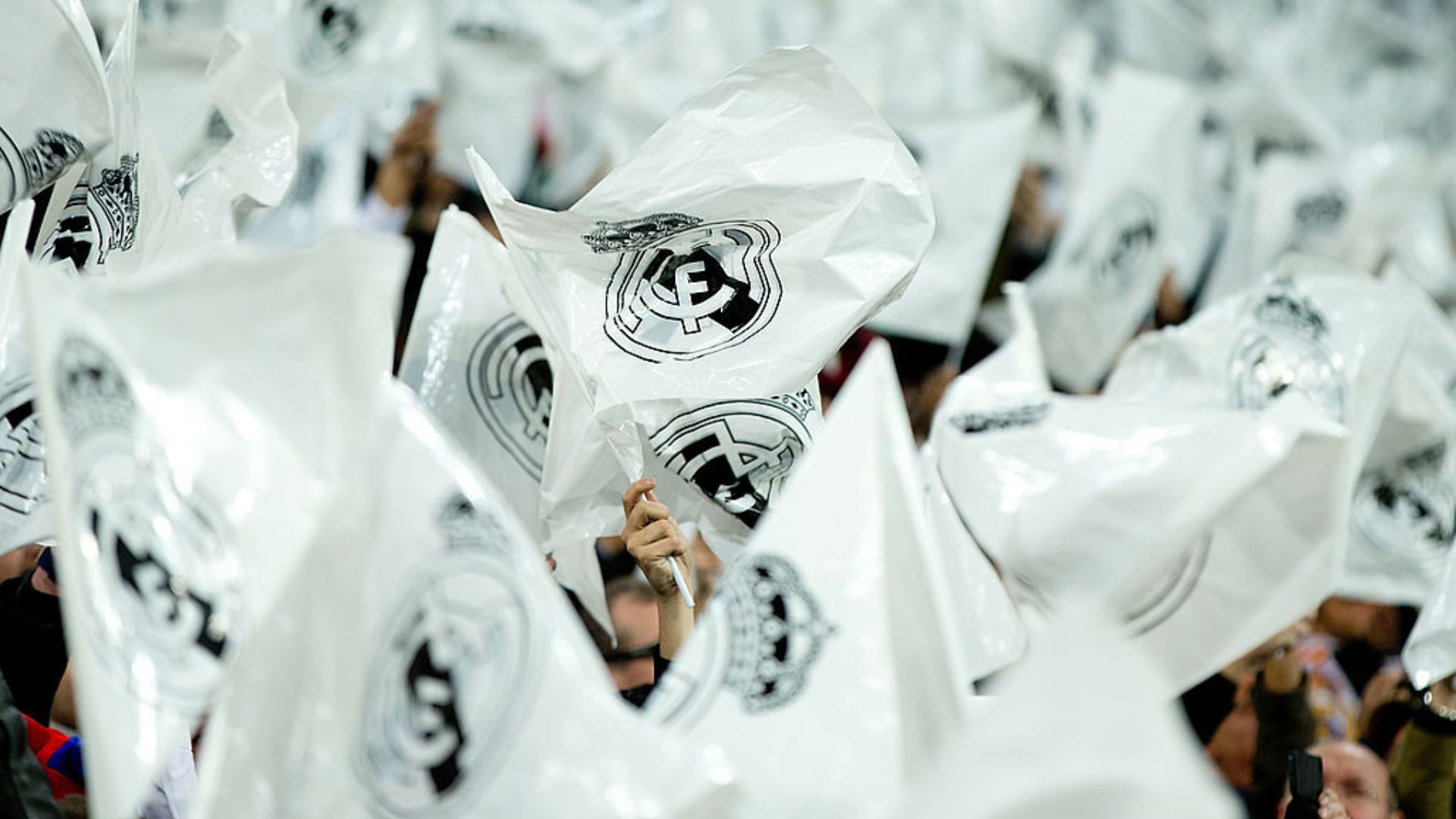 Bandeiras do Real Madrid na arquibancada - GettyImages