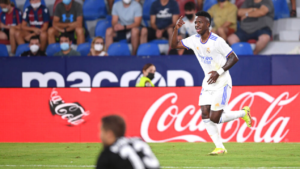 Vini Jr, do Real Madrid comemorando o gol diante do Levante na La Liga - GettyImages