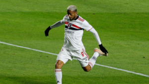 Reinaldo comenta falta de Léo Jabá e diz concordar com expulsão: “Entrada muito violenta” - GettyImages