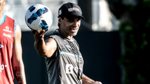 Novo reforço do Santos chegou a São Paulo e vai ajudar Fabián Bustos nesta nova fase do clube - Ivan Storti/Santos FC