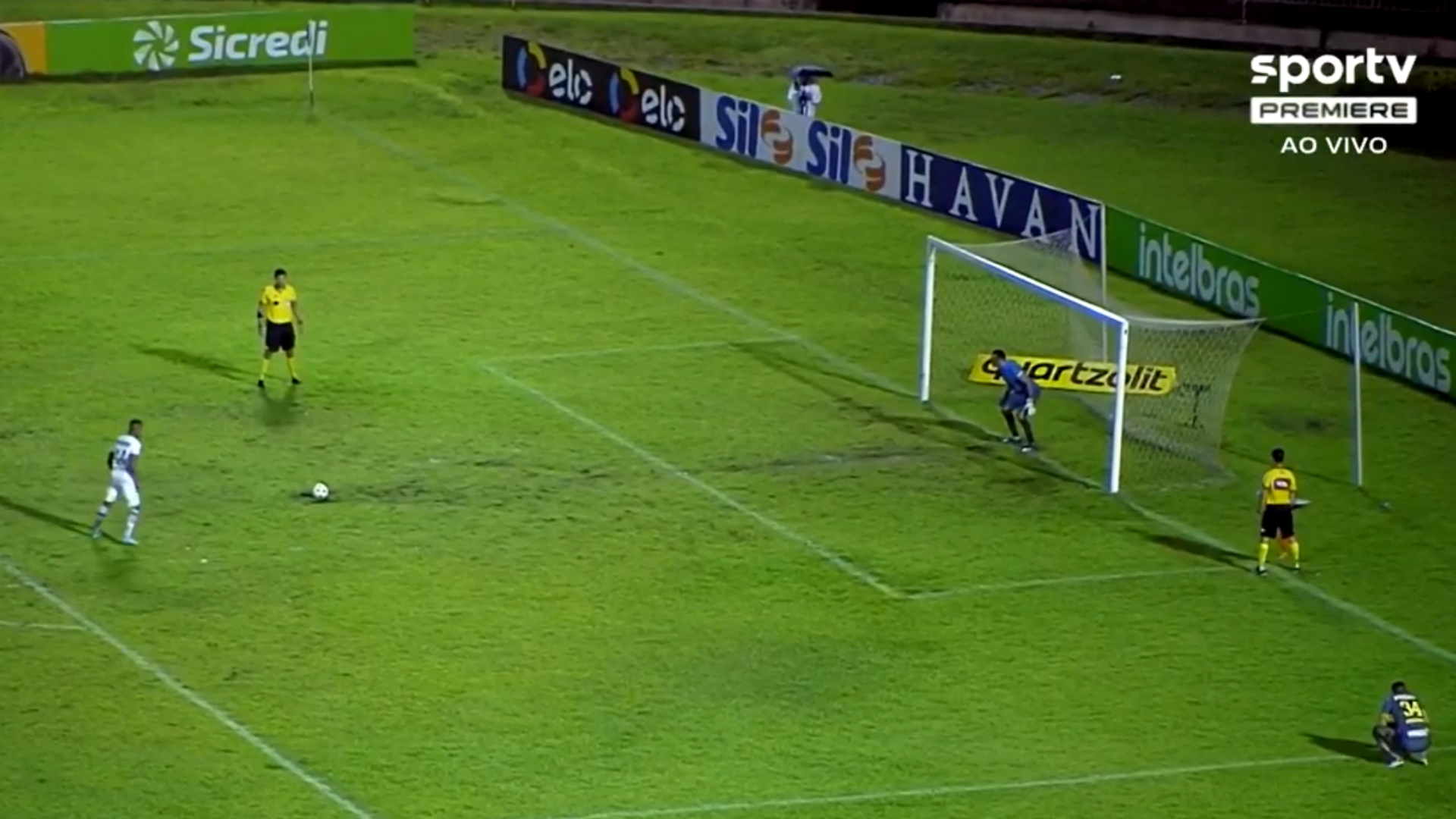 Santos no momento da cobrança de pênalti diante do Fluminense-PI na Copa do Brasil - Transmissão Premiere