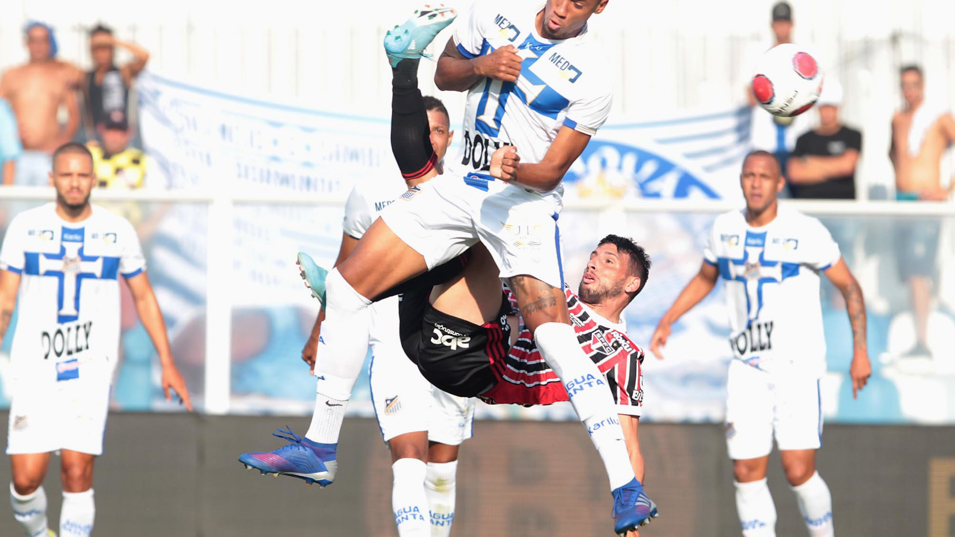 Calleri marcou um golaço com a camisa do São Paulo e agora quer vencer o Corinthians no Paulistão - Rubens Chiri/Saopaulofc.net