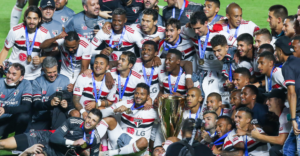 São Paulo comemorando título paulista com o símbolo da LG estampado na camisa - Getty Images