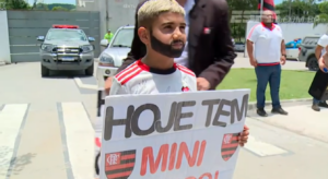 Mini Gabigol roubando a cena no CT Ninho do Urubu - Reprodução ESPN