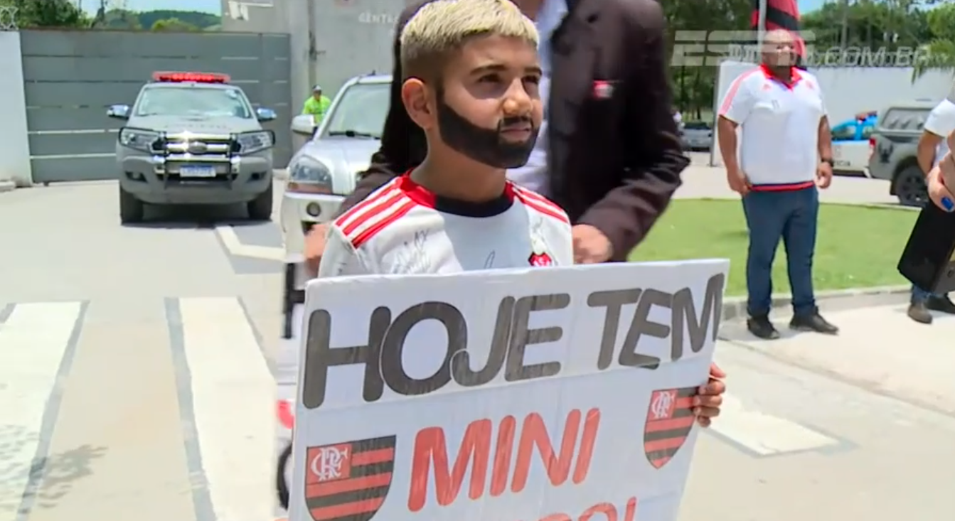 Mini Gabigol roubando a cena no CT Ninho do Urubu - Reprodução ESPN