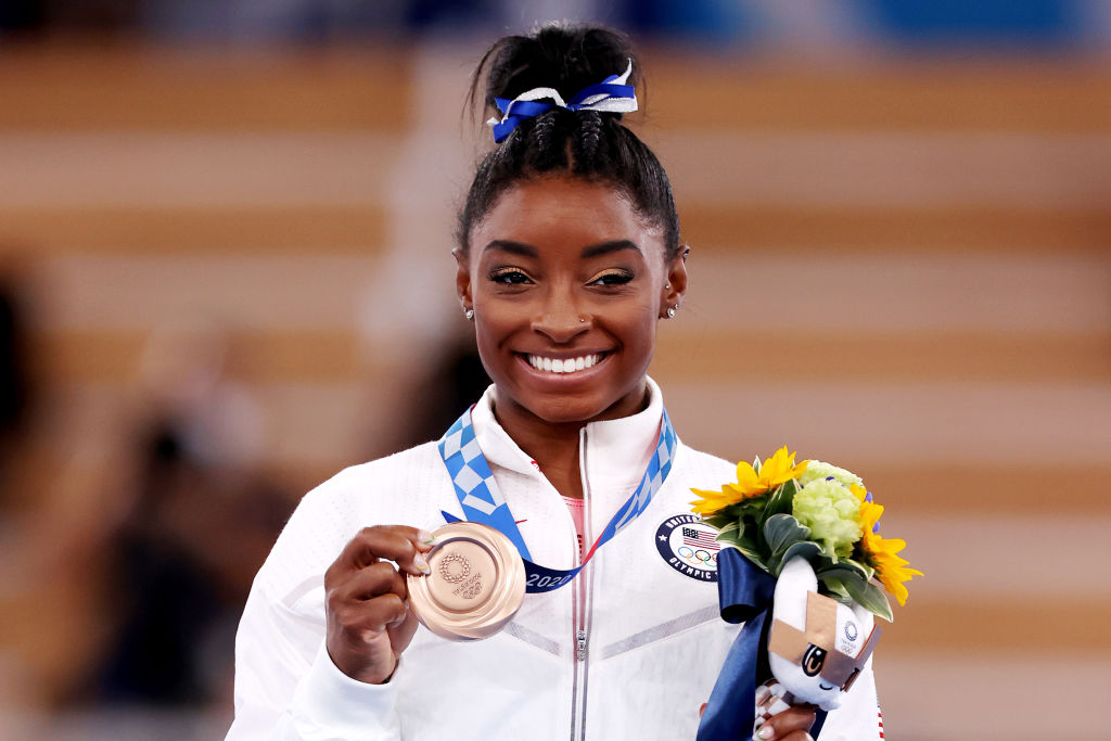 Simone Biles segurando a medalha das Olimpíadas - GettyImages