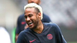 Neymar sorrindo durante o treino com o PSG - GettyImages