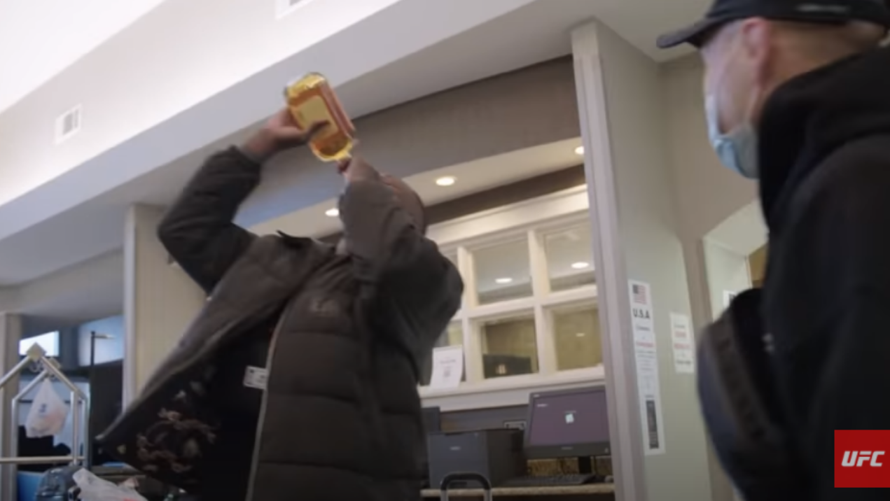 Adesanya brincando com a fala de Borrachinha de ter lutado de ressaca - Transmissão/Youtube UFC