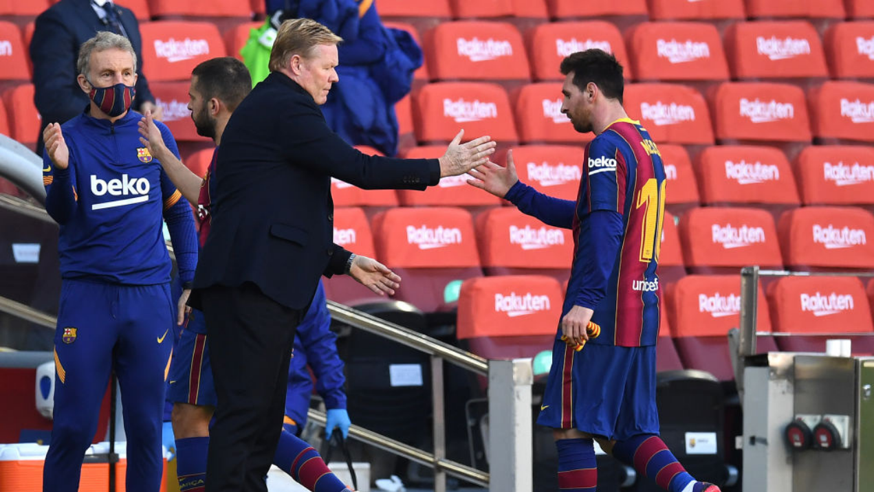 Koeman, treinador do Barcelo cumprimentando Messi na saída do gramado - GettyImages