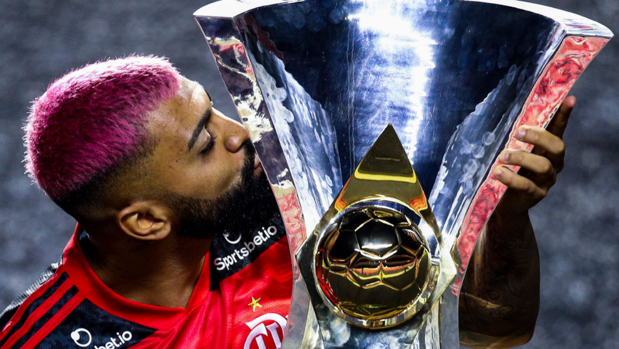 Gabigol beijando o troféu de campeão brasileiro pelo Flamengo - GettyImages