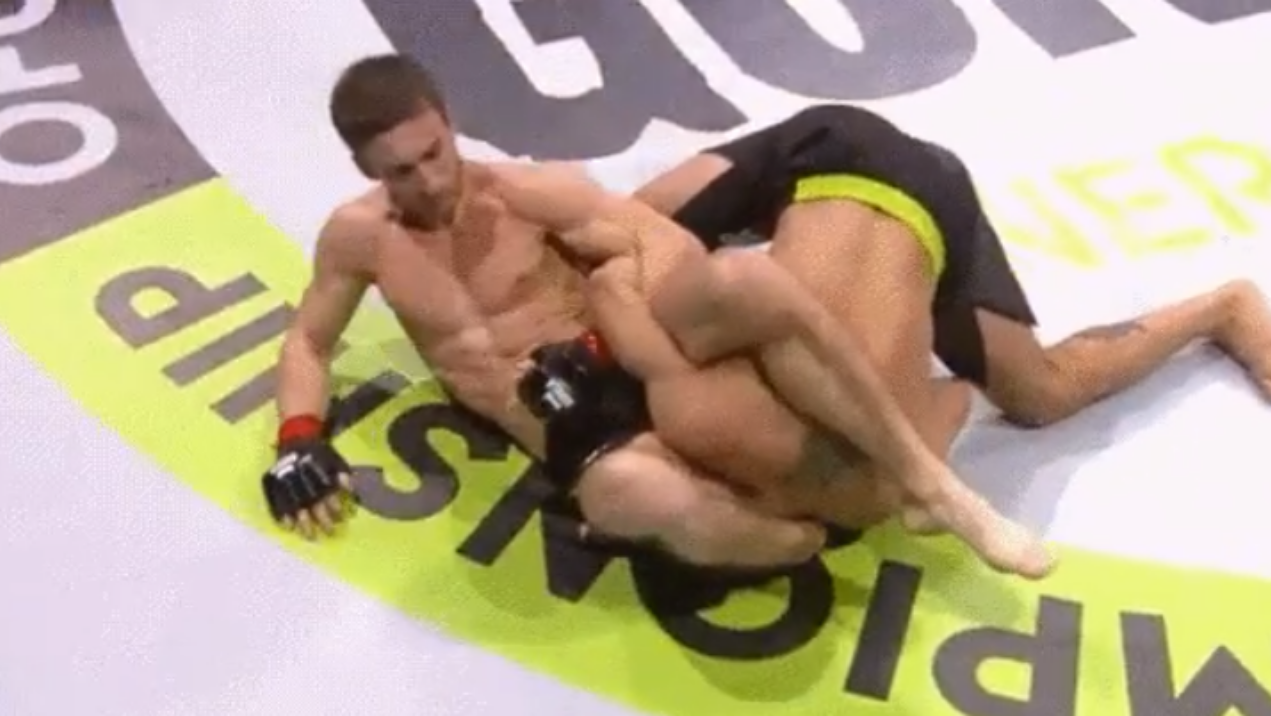 Mateus Raposinha finalizando o russo Alexander Volodin - Reprodução/Twitter