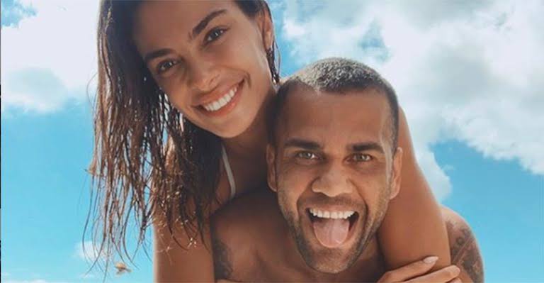 Daniel Alves se declara a esposa - Agnews