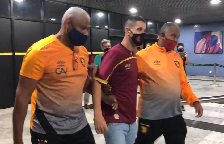 Mercado da Bola: Thiago Neves é recebido com festa de torcedores em chegada ao Recife - YouTube