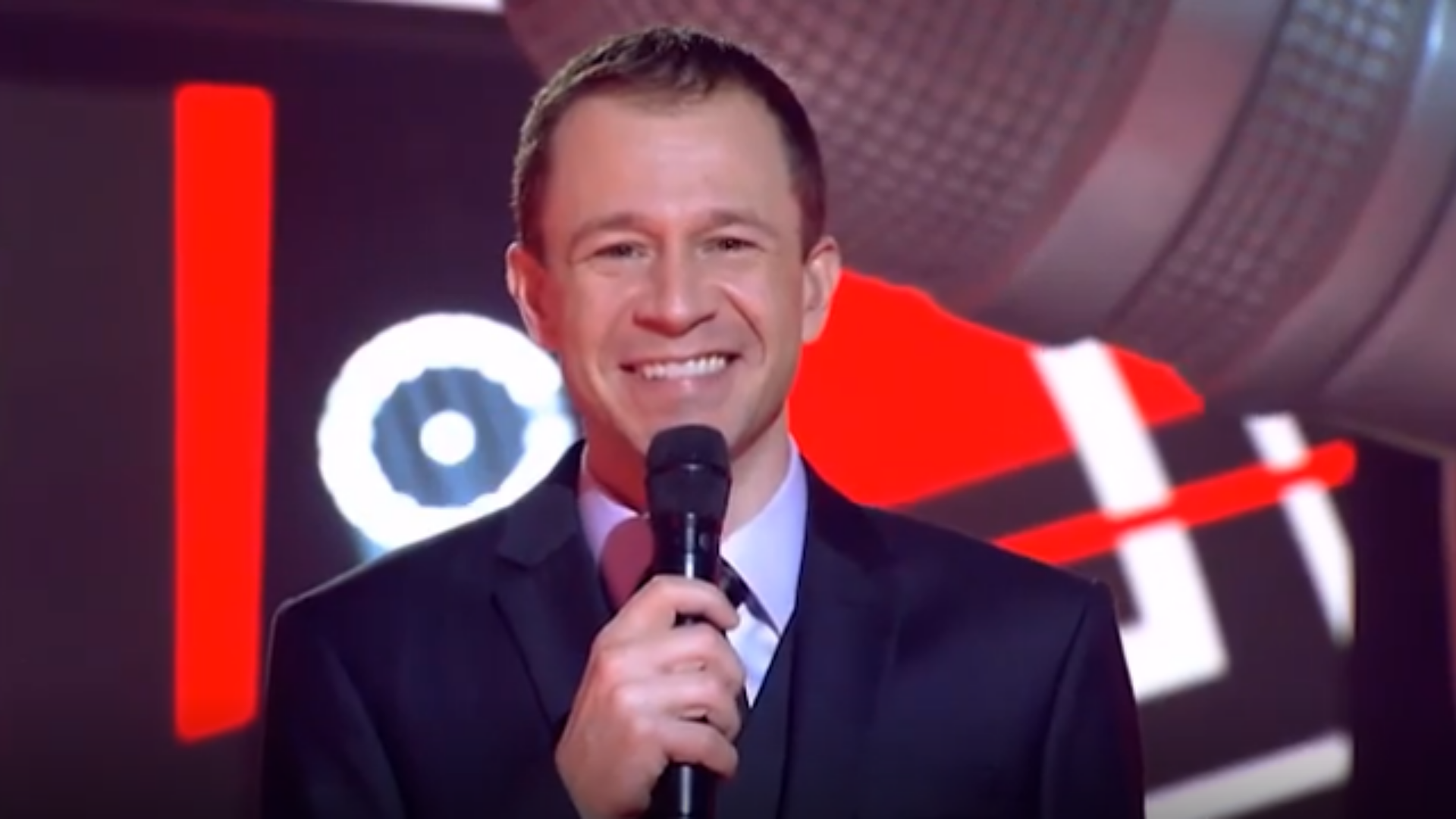 Tiago Leifert apresentando o The Voice - Transmissão TV Globo