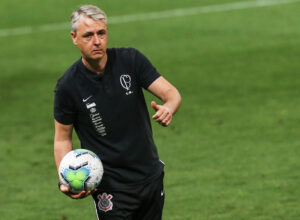 Tiago Nunes na época em que treinava o Corinthians - Getty Images