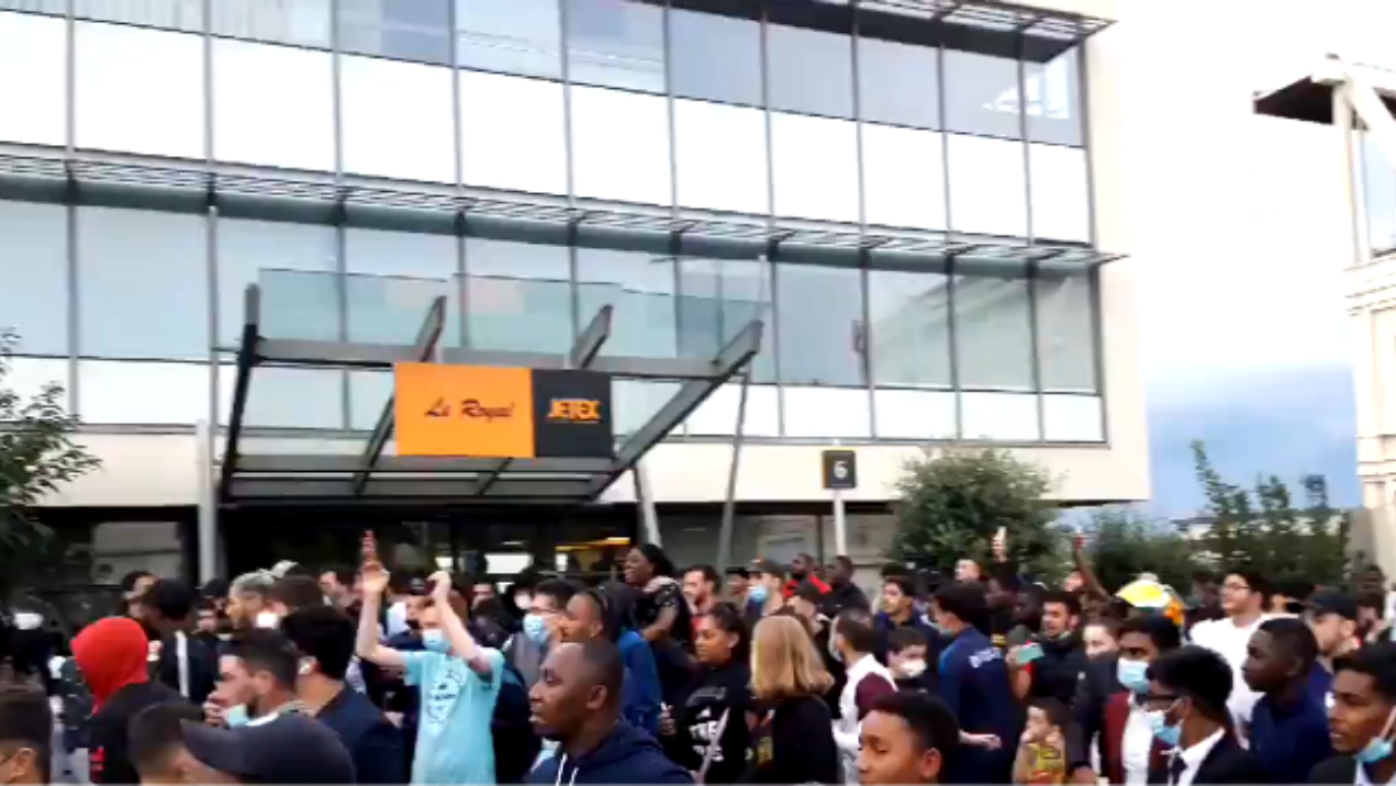 Torcedores do PSG em frente ao aeroporto de Paris esperando pela chegada de Messi - Reprodução/Twitter Le Parisien