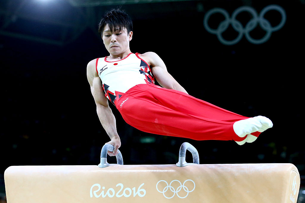 Kohei Uchimura se apresenta no cavalo com alças durante disputa do individual geral da ginástica - Alex Livesey/GettyImages