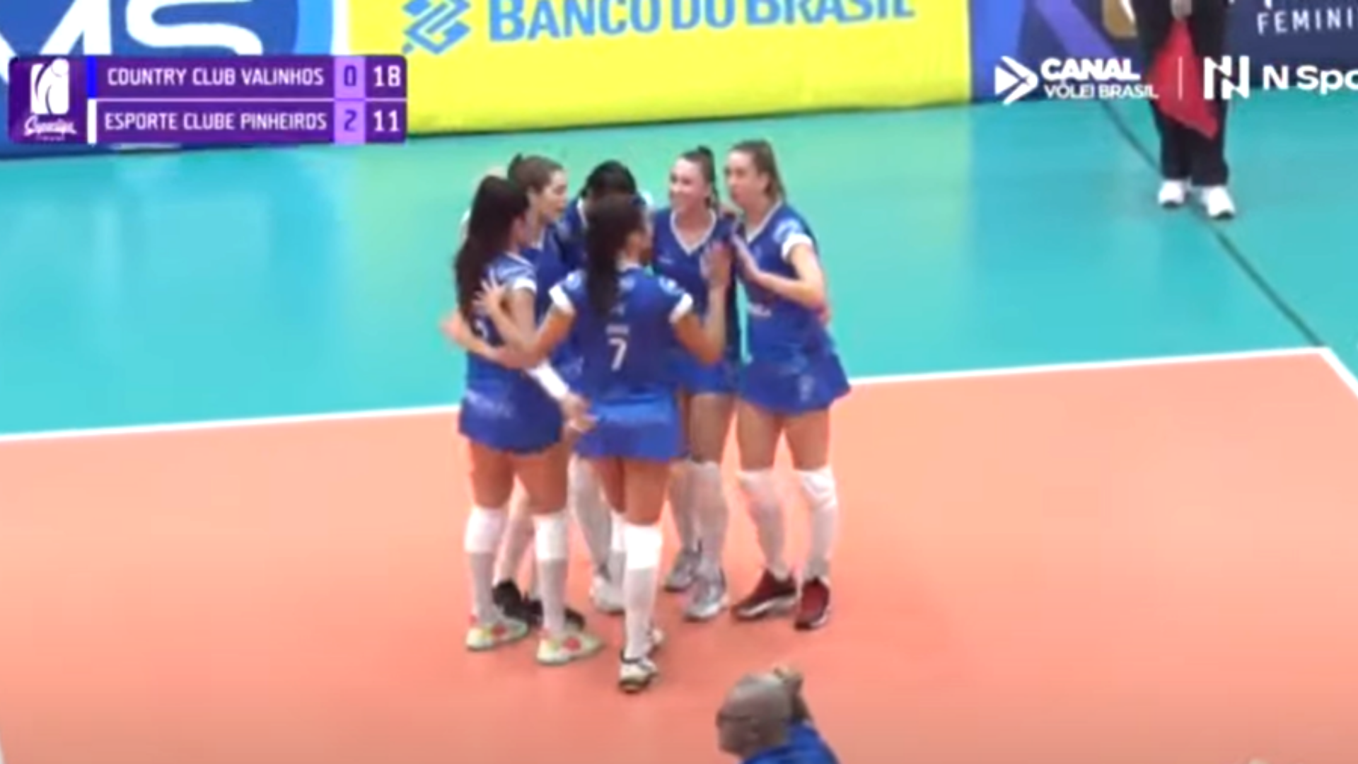 Jogadoras do Valinhos comemorando o ponto diante do Pinheiros na Superliga feminina - Transmissão/Youtube/Canal Vôlei Brasil/N Sports