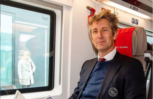 Van der Sar trabalha com camisas da época de jogador - Reprodução Instagram