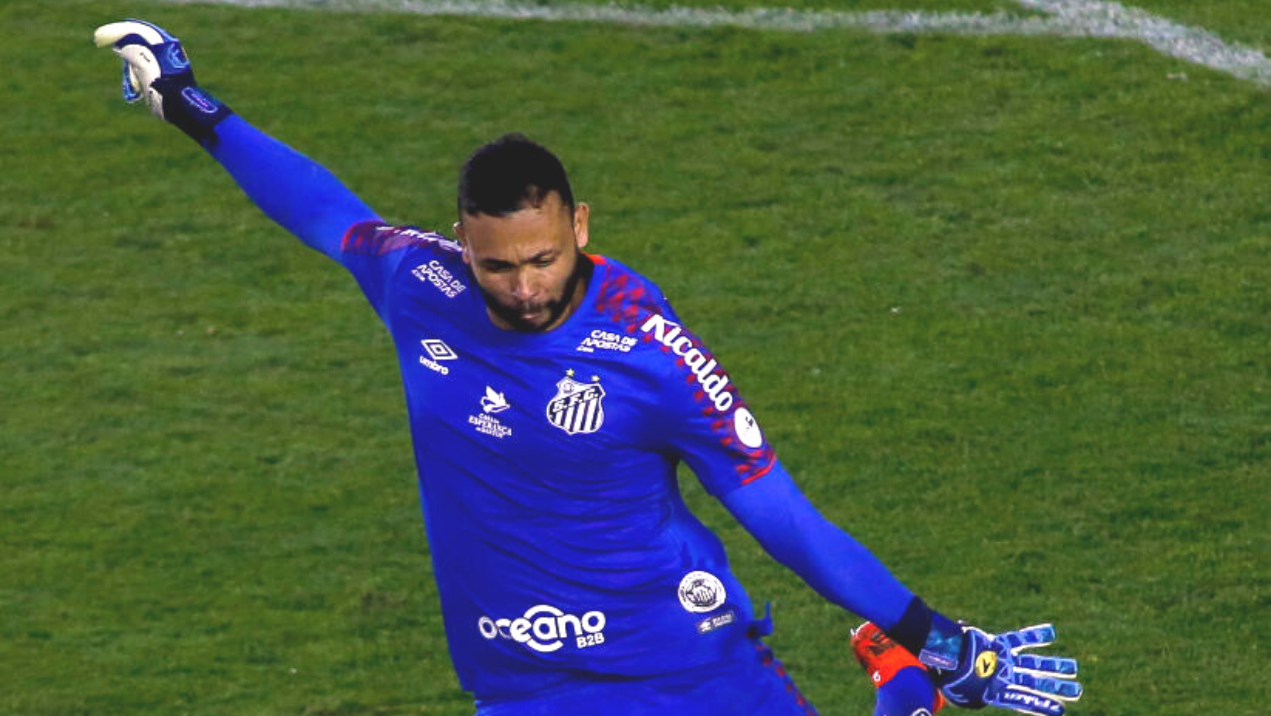 Vladimir com a camisa do Santos em campo - GettyImages