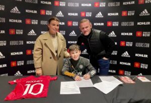 Com apenas 11 anos, filho de Wayne Rooney assina contrato com o Manchester United - Reprodução/ Twitter