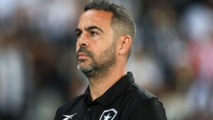 Arthur Jorge explica Tiquinho no banco - Getty Images