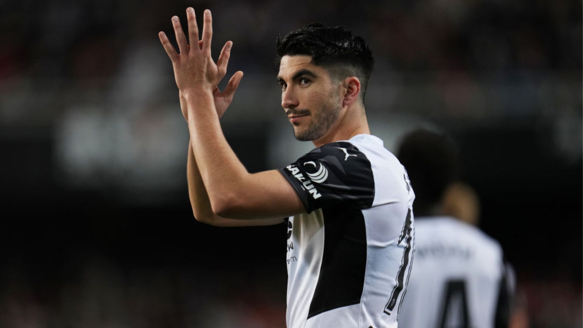 Carlos Soler aplaudindo a torcida em partida pelo Valência - Aitor Alcalde / Getty Images